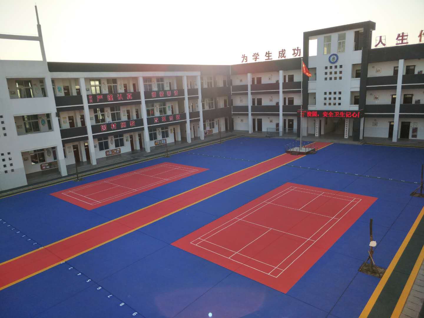 熱烈慶祝仲達(dá)塑膠成功為輝縣市第二民族學(xué)校換新貌！