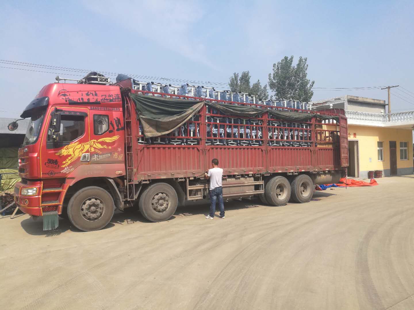 祝賀“睿學(xué)卓藝”課桌椅入駐北京外國語大學(xué)西南附屬學(xué)校！