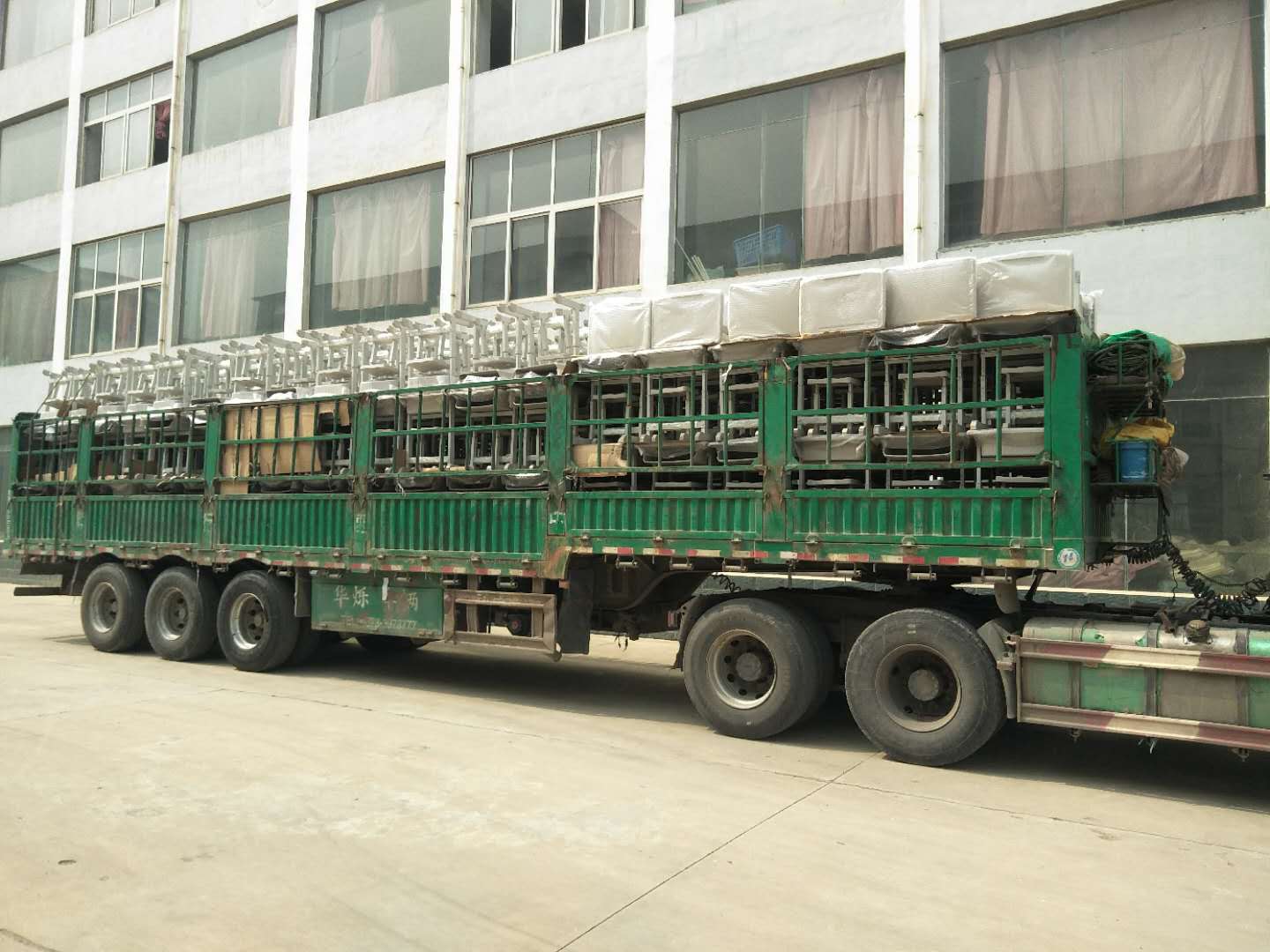 案例|睿學卓藝4000余套課桌椅批量發(fā)貨，交付客戶