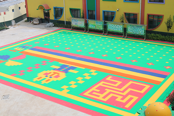 室外懸浮拼裝地板冬季如何保養(yǎng)？