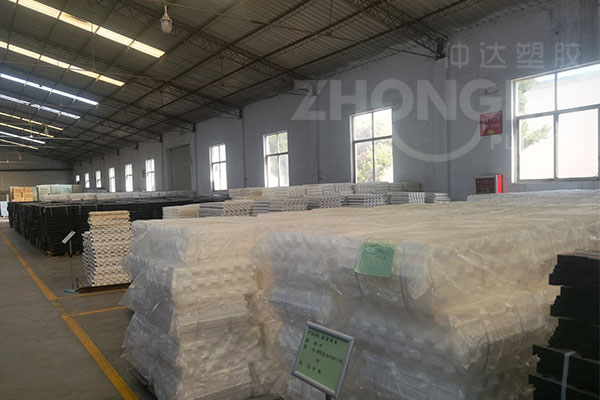 現(xiàn)代化養(yǎng)豬場塑料漏糞板特點(diǎn)有哪些？